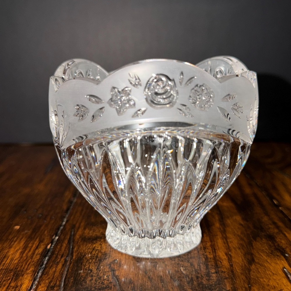 Oneida Southern Garden Lead Crystal Bowl Frosted Rose Floral Rim Scalloped